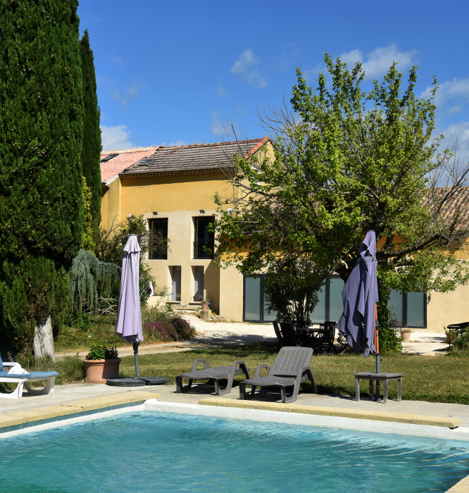 Piscine et vue sur les gîtes du Mas Soli à Caderousse