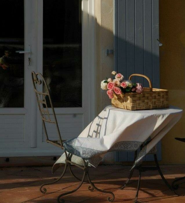 Panier de fleur sur une table extérieure au gîte les Oliviers du Mas Soli de Caderousse