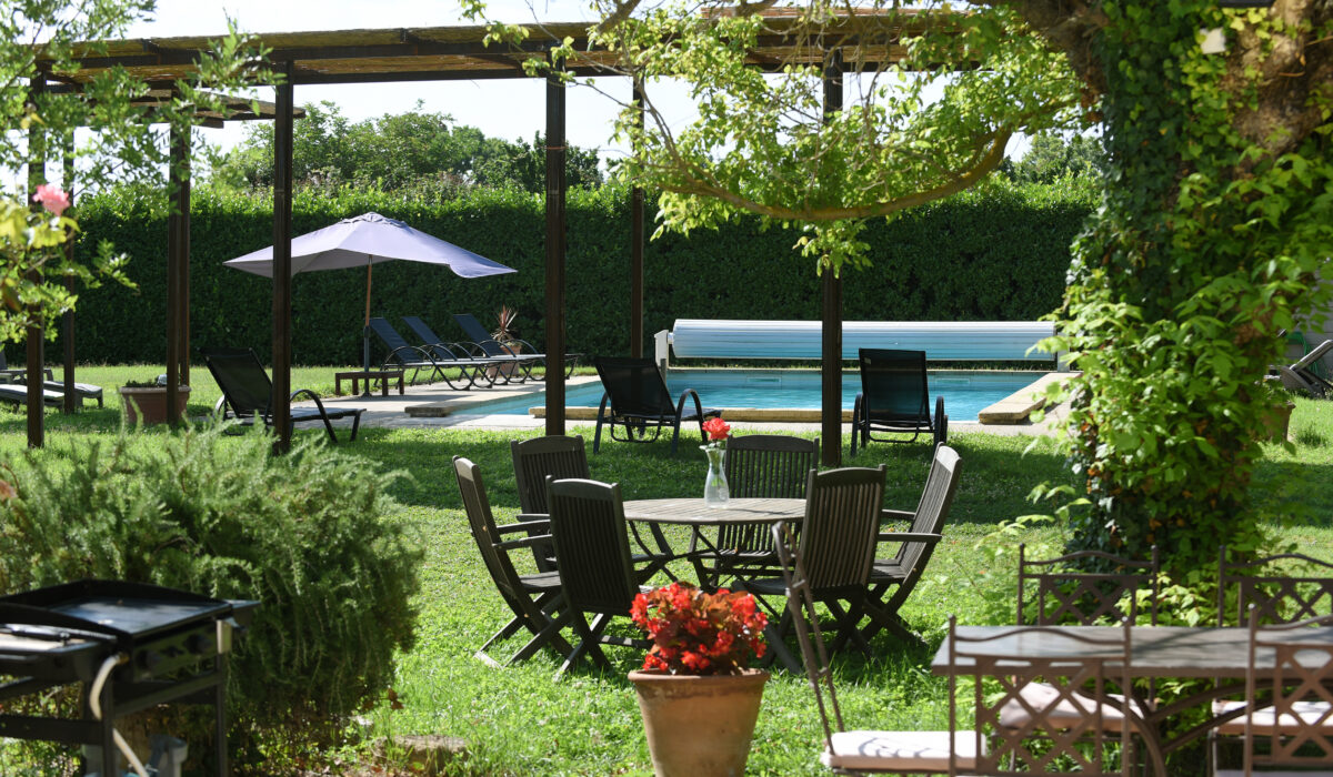 Repos et détente au bord de la piscine au Mas Soli de Caderousse