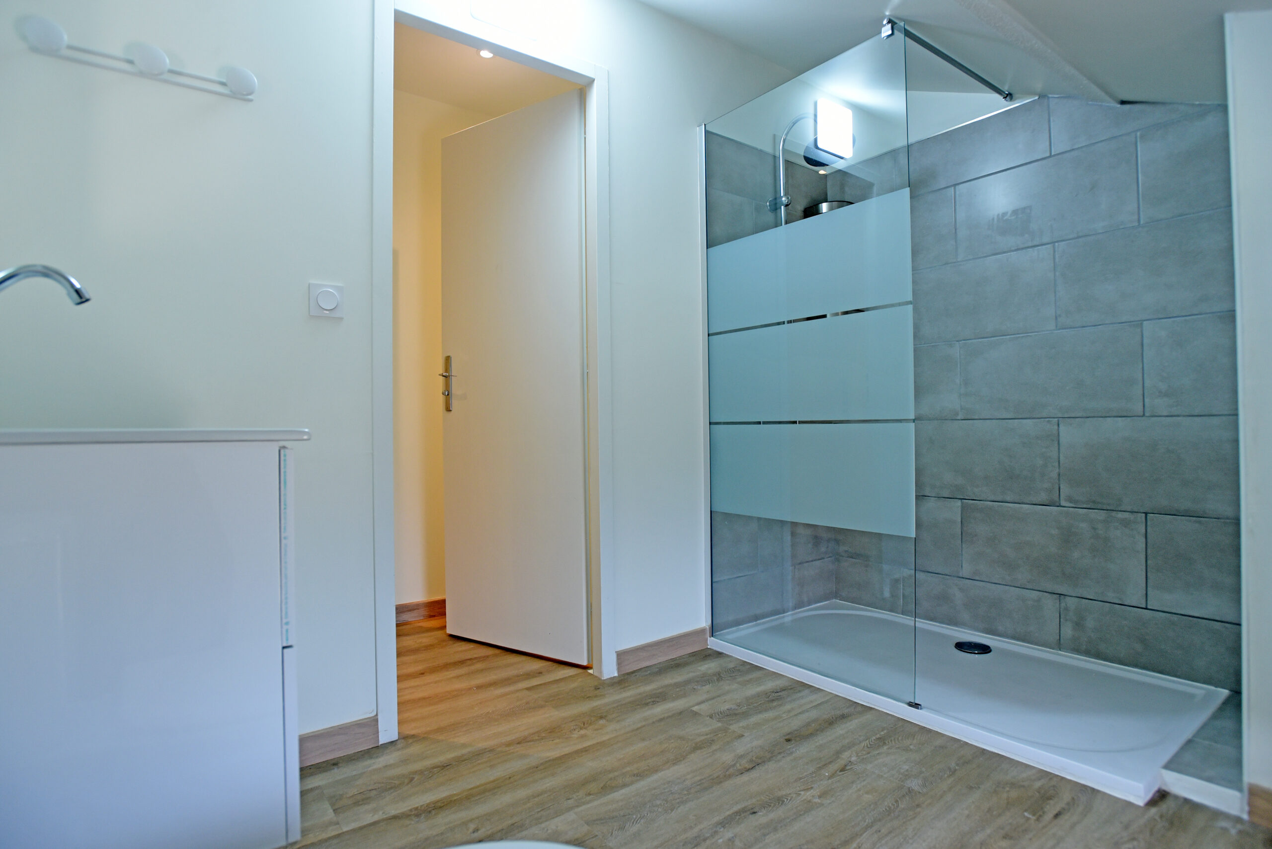 Salle de douche XXL du gîte les Cyprès du Mas Soli de Caderousse