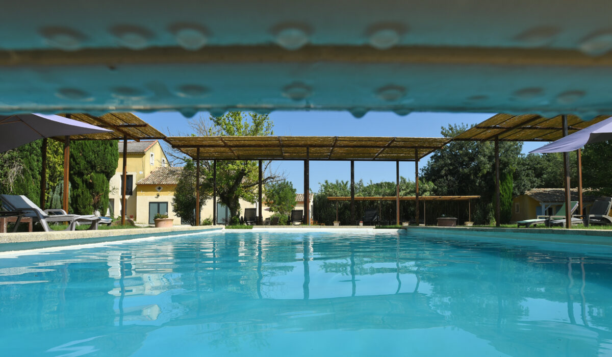 Grande piscine au Mas Soli de Caderousse