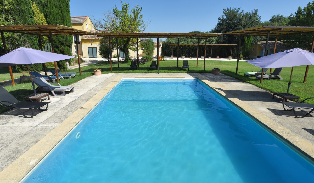 Grande piscine et pergolas au Mas Soli de Caderousse