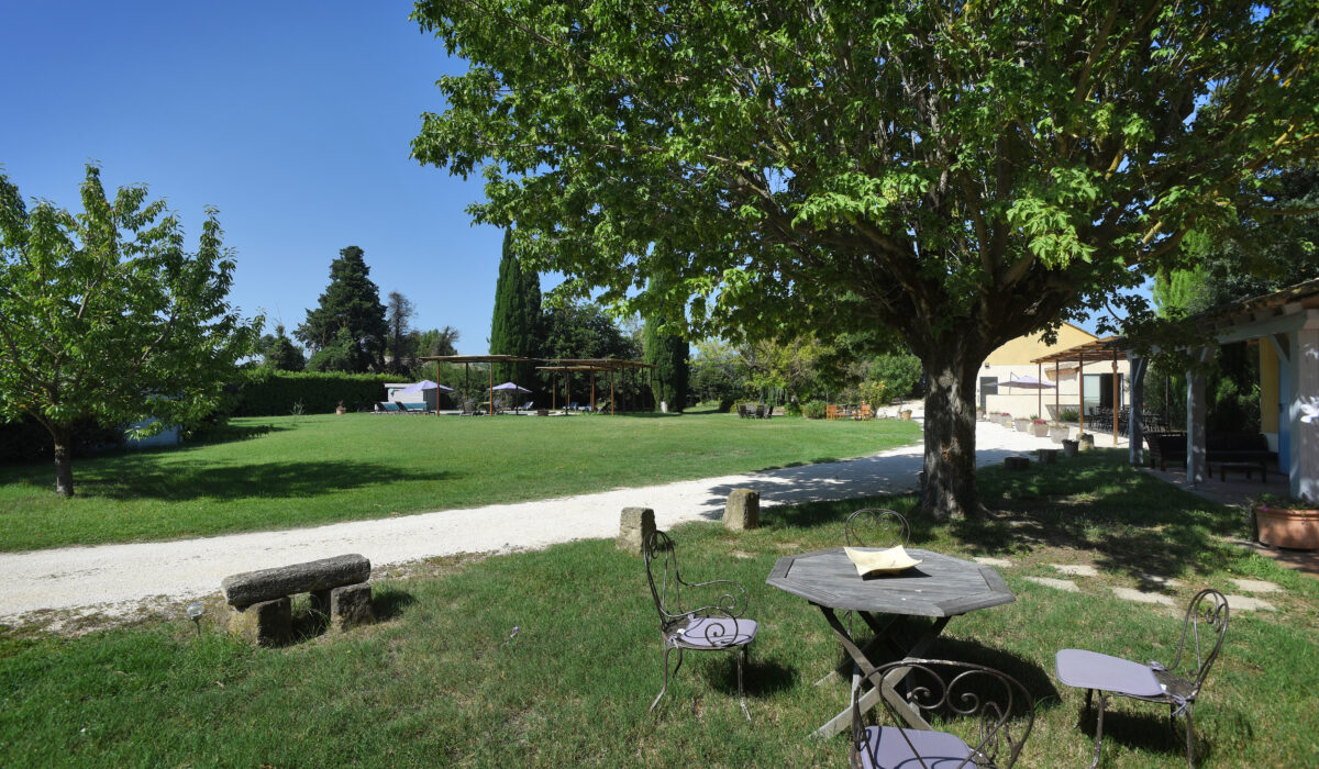 Jardin arboré au Mas Soli de Caderousse