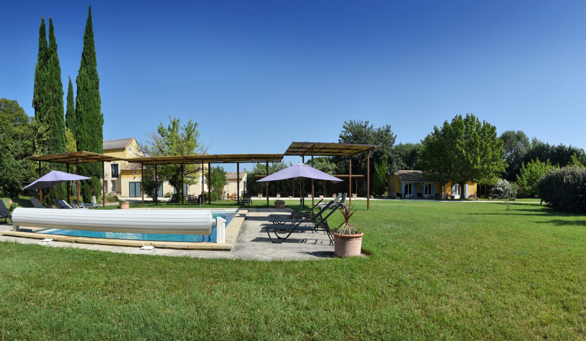 Jardin avec piscine et transats au Mas Soli de Caderousse