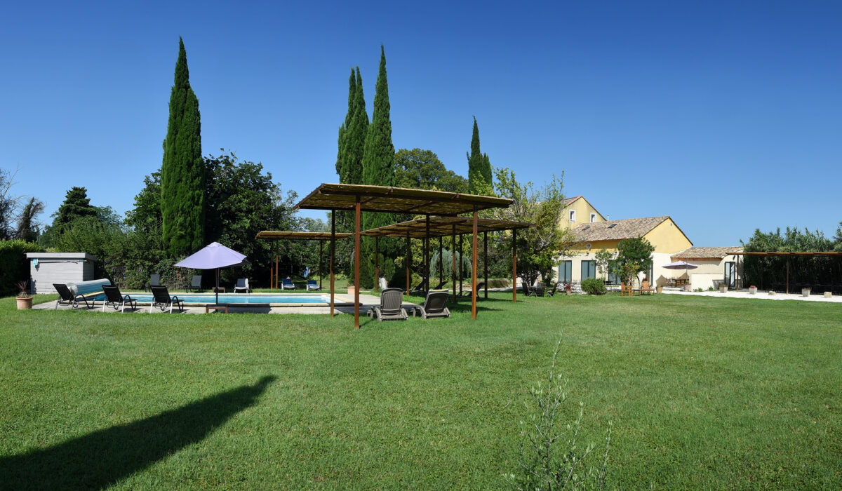 Vue sur le jardin avec piscine au Mas Soli de Caderousse