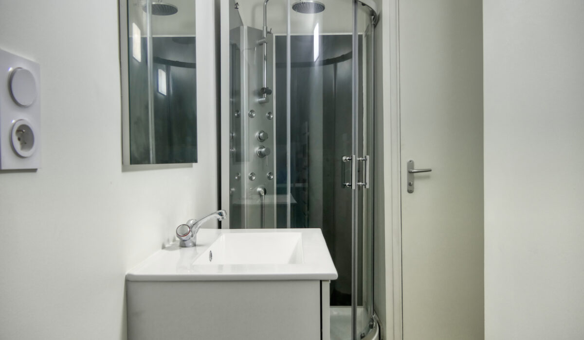 Salle de douche du gîte les Romarins du Mas Soli à Caderousse