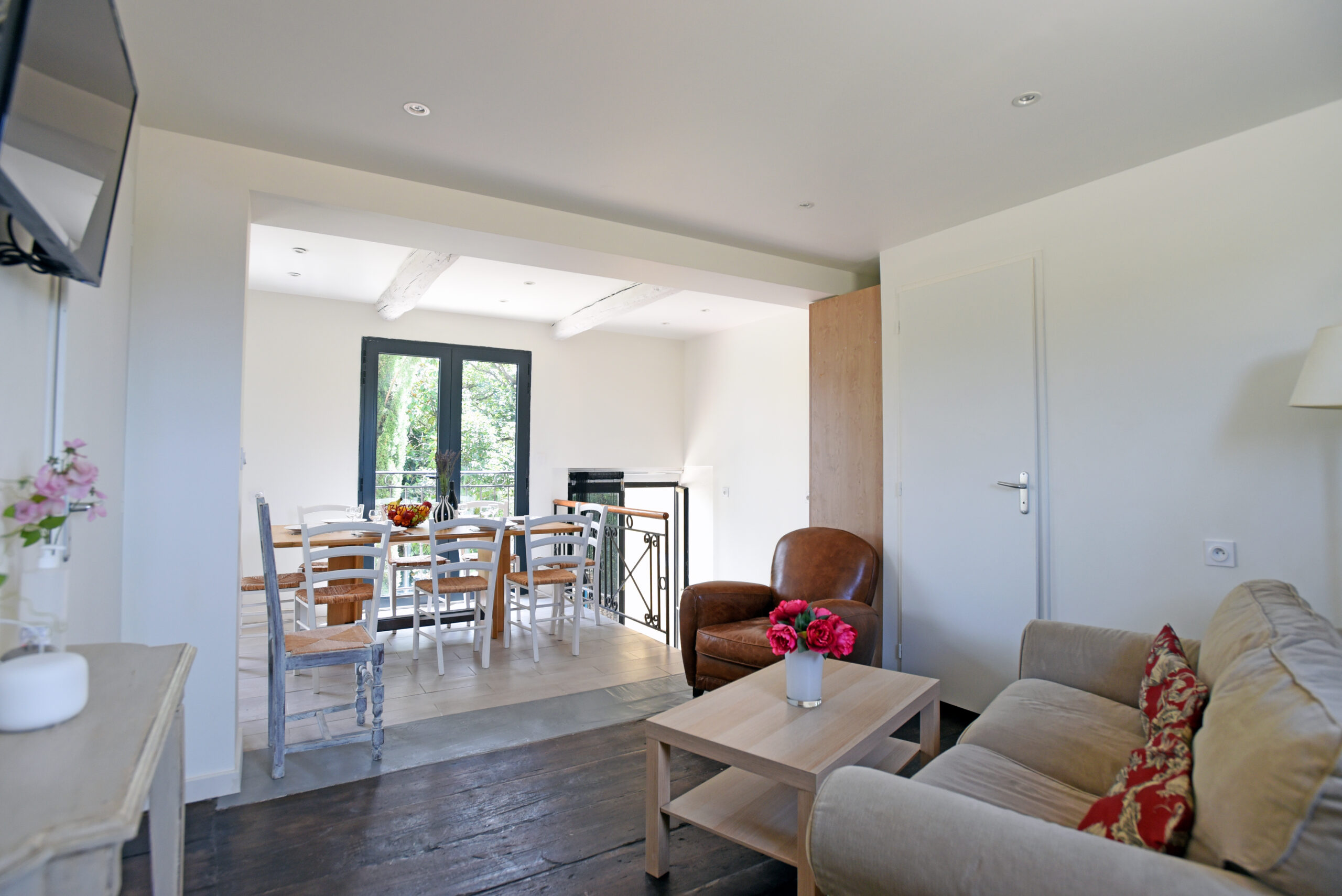 Vue sur salon et salle à manger au gîte les Cyprès du Mas Soli à Caderousse