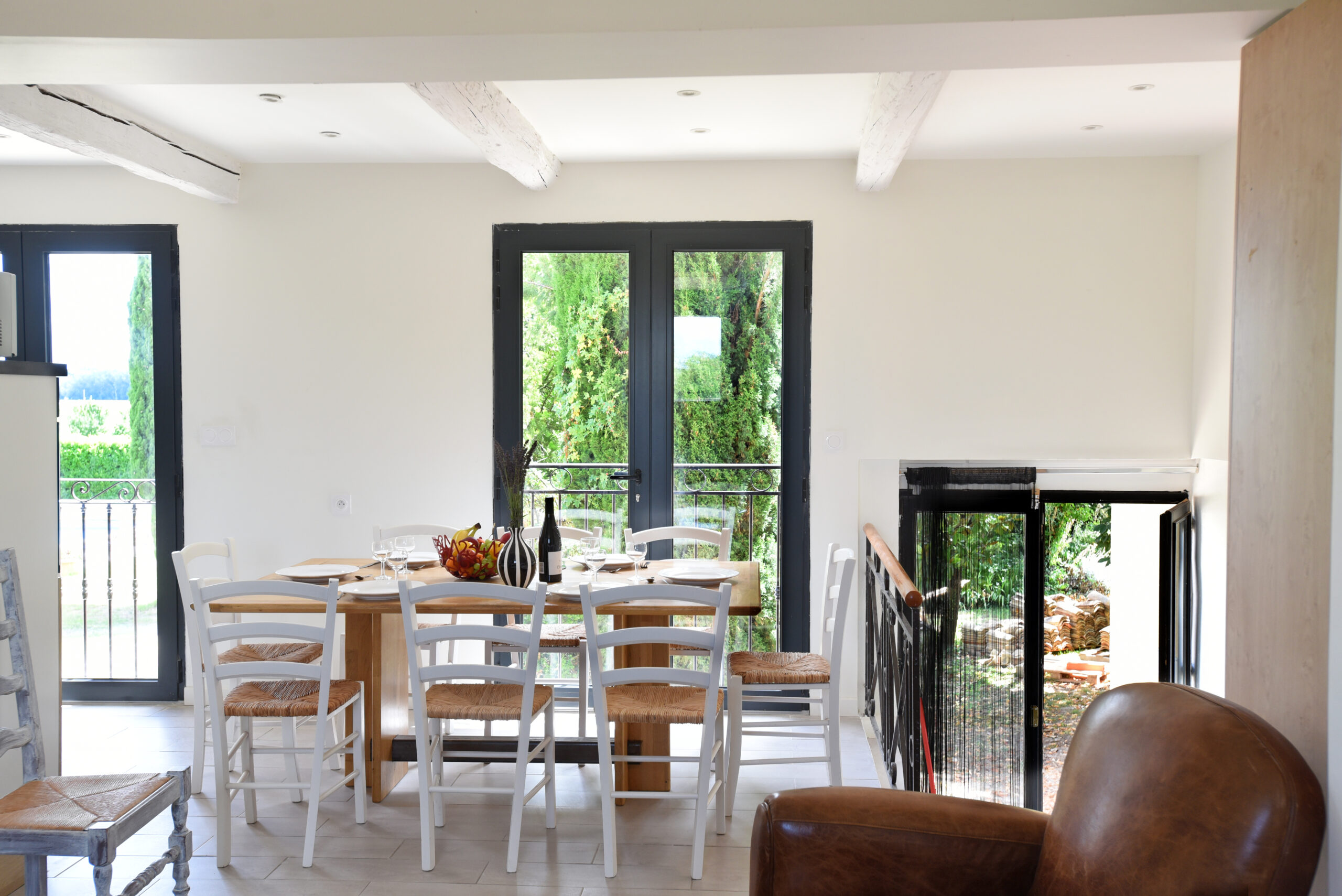 Salle à manger du gîte les Cyprès au Mas Soli de Caderousse